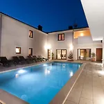 3 With Shared Pool, Peaceful Location דירה *