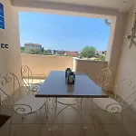 3 With Shared Pool, Peaceful Location דירה