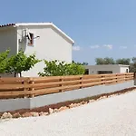 3 With Shared Pool, Peaceful Location פולה