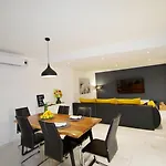 3 With Shared Pool, Peaceful Location דירה *