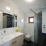 3 With Shared Pool, Peaceful Location פולה