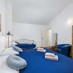 3 With Shared Pool, Peaceful Location דירה פולה