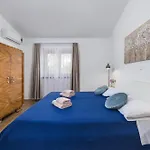 3 With Shared Pool, Peaceful Location דירה *