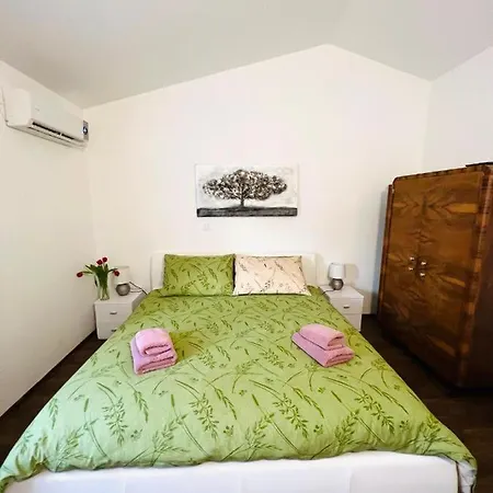 Apartment 3 With Shared Pool, Peaceful Location Pula