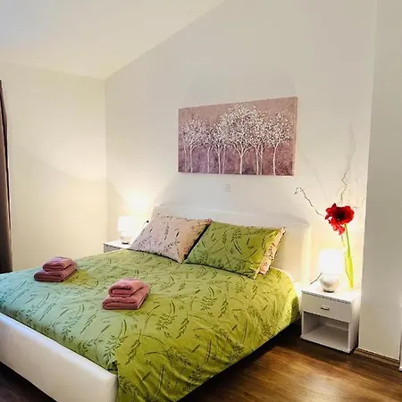 Apartment 3 With Shared Pool, Peaceful Location