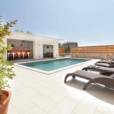 3 With Shared Pool, Peaceful Location Appartamento Pola
