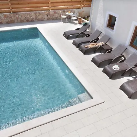 3 With Shared Pool, Peaceful Location Apartment Pula