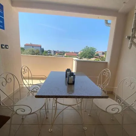 3 With Shared Pool, Peaceful Location Appartamento