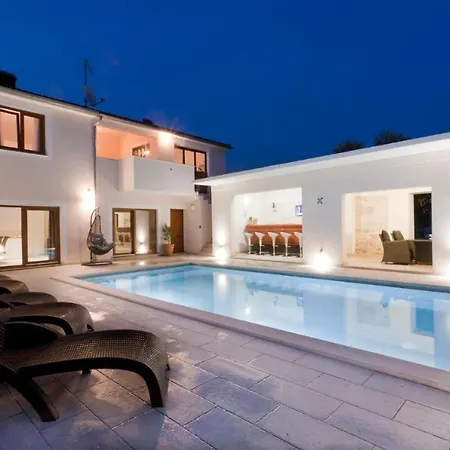 3 With Shared Pool, Peaceful Location Apartment Pula