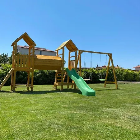 Apartment 3 With Shared Pool, Peaceful Location