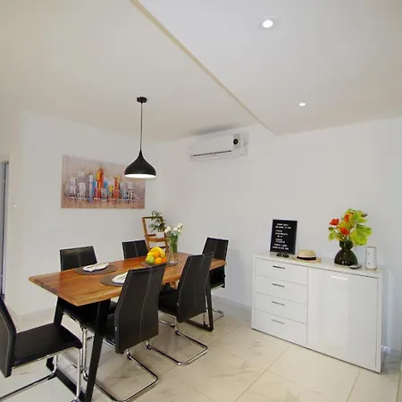 3 With Shared Pool, Peaceful Location Appartamento