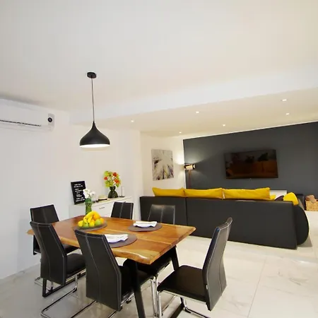 3 With Shared Pool, Peaceful Location Appartamento *