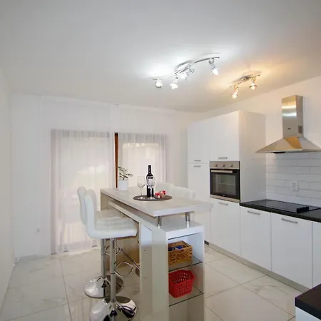 Apartment 3 With Shared Pool, Peaceful Location