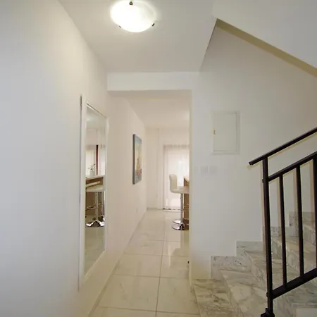 Apartment 3 With Shared Pool, Peaceful Location *
