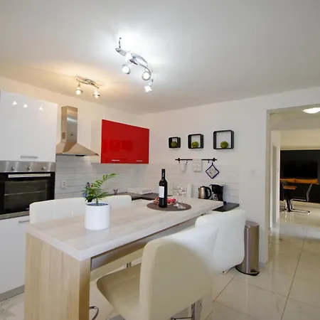 Appartamento 3 With Shared Pool, Peaceful Location Pola