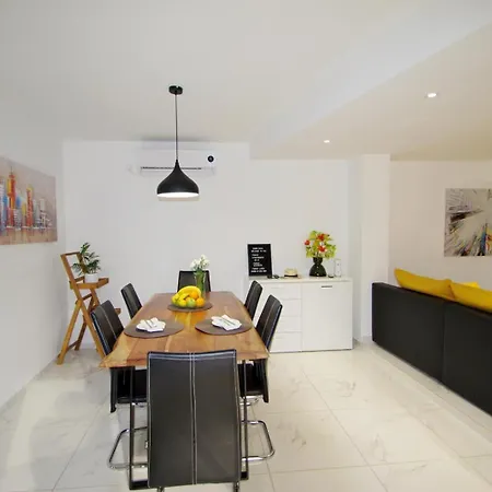 Apartment 3 With Shared Pool, Peaceful Location