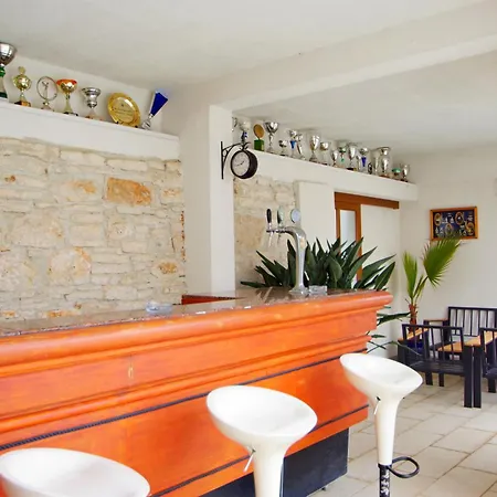 Apartment 3 With Shared Pool, Peaceful Location