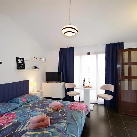Apartment 3 With Shared Pool, Peaceful Location Pula