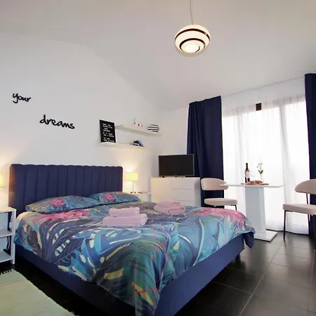 3 With Shared Pool, Peaceful Location Apartment *