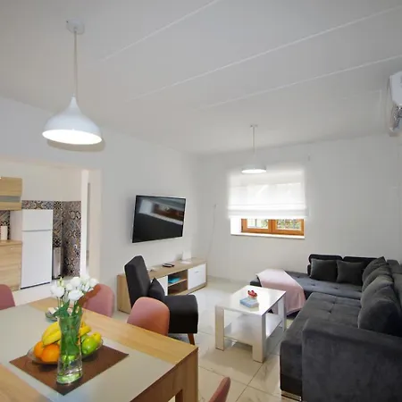 Apartment 3 With Shared Pool, Peaceful Location *