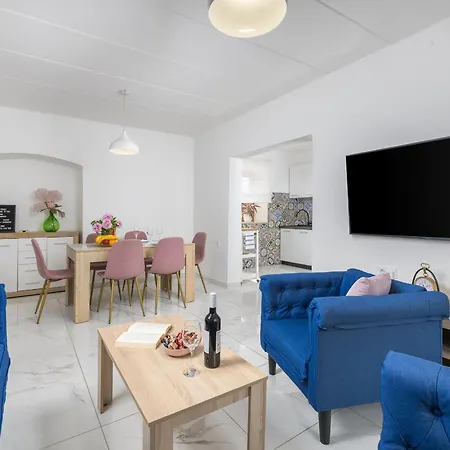 3 With Shared Pool, Peaceful Location Appartamento Pola