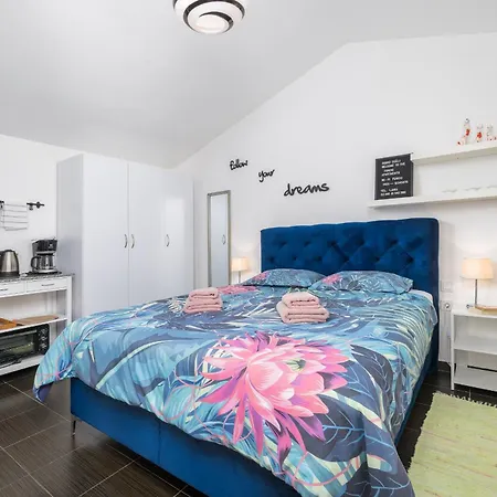 3 With Shared Pool, Peaceful Location פולה