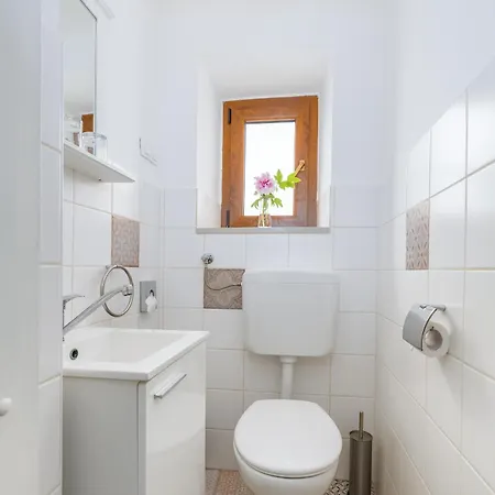 3 With Shared Pool, Peaceful Location Appartamento Pola