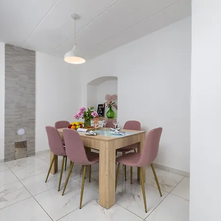 3 With Shared Pool, Peaceful Location Daire