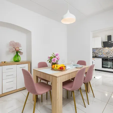 Appartamento 3 With Shared Pool, Peaceful Location *