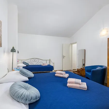 3 With Shared Pool, Peaceful Location Appartamento Pola