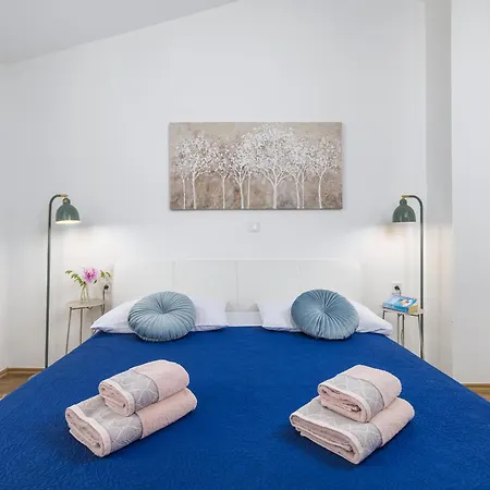 3 With Shared Pool, Peaceful Location Appartamento Pola