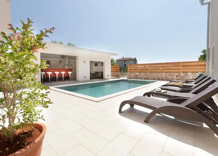 3 With Shared Pool, Peaceful Location Daire Pula