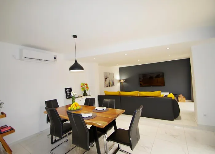 3 With Shared Pool, Peaceful Location Daire *