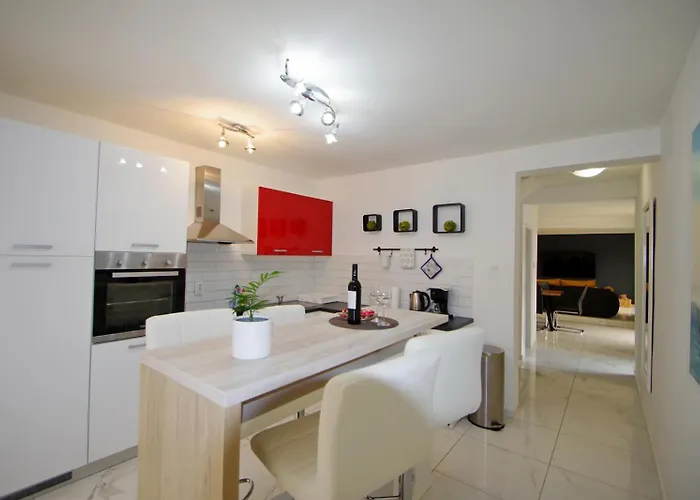 Daire 3 With Shared Pool, Peaceful Location Pula