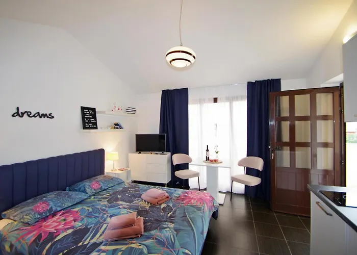 Daire 3 With Shared Pool, Peaceful Location Pula