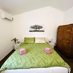 Apartment 3 With Shared Pool, Peaceful Location Pula