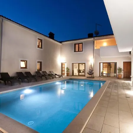 3 With Shared Pool, Peaceful Location Appartement *