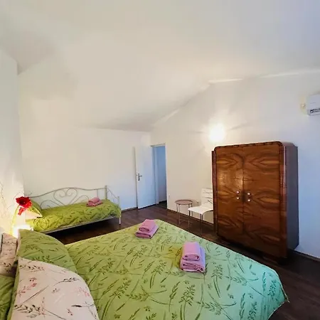 3 With Shared Pool, Peaceful Location Appartement *