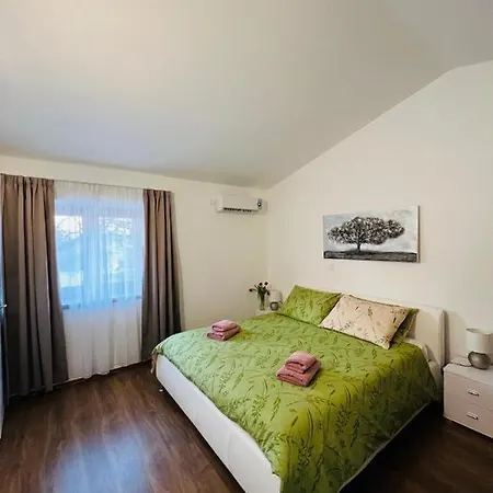 3 With Shared Pool, Peaceful Location Appartement