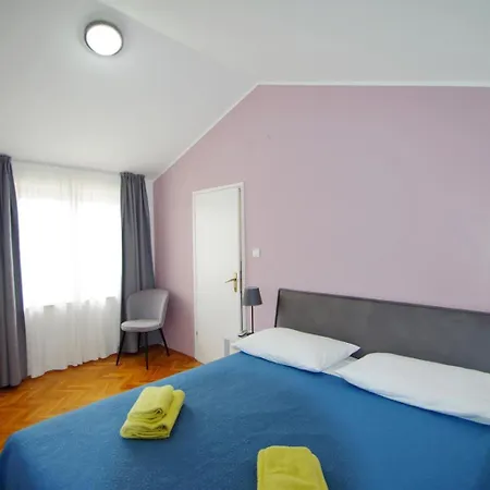 3 With Shared Pool, Peaceful Location Appartement