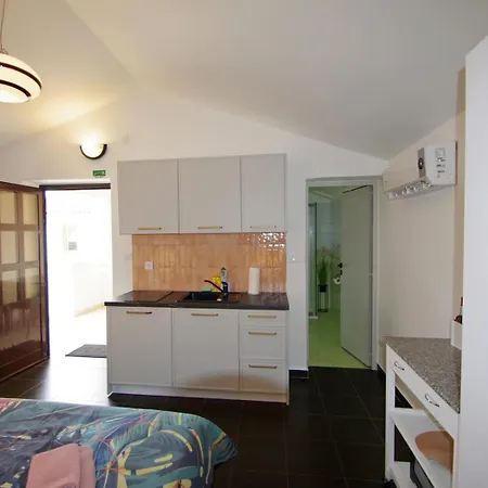 3 With Shared Pool, Peaceful Location Appartement