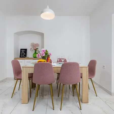3 With Shared Pool, Peaceful Location Appartamento