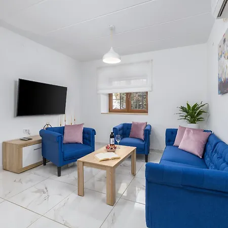 Appartamento 3 With Shared Pool, Peaceful Location Pola