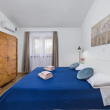 3 With Shared Pool, Peaceful Location Appartement *