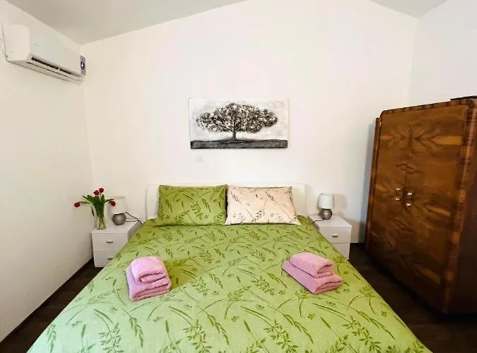 Apartament 3 With Shared Pool, Peaceful Location Pula