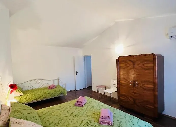 3 With Shared Pool, Peaceful Location Appartement *