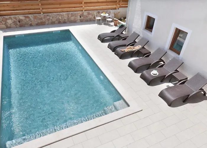 3 With Shared Pool, Peaceful Location Apartament Pula